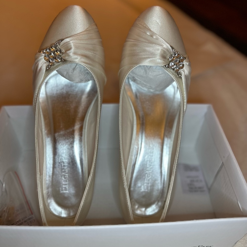 Elegant Park Women’s Bridal Shoe in Ivory
